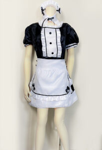 マネキンに着せて検品中のメイド服