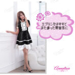 メイド服を着てエプロンを外した女性