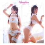 白いメイド服のコスチュームを着た女性