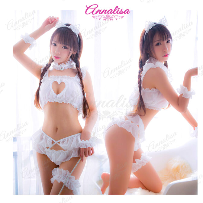 白いメイド服のコスチュームを着た女性